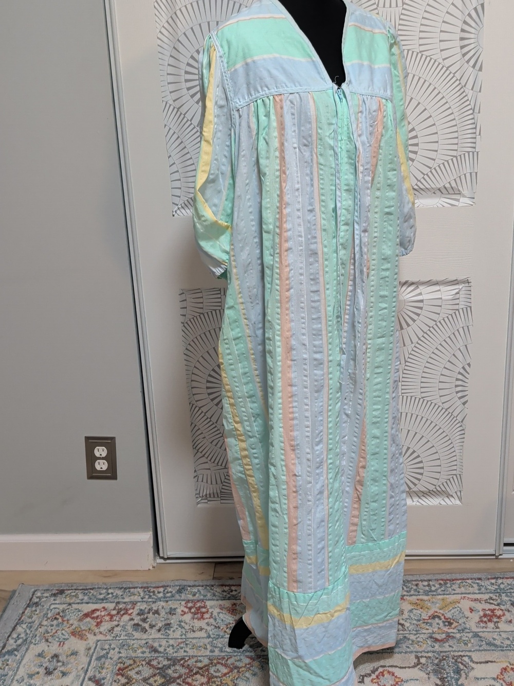 Vintage 80's Zip Front Robe Woth Pockets In Pastel Stripes - Picture 4 of 6